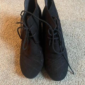 Black solid heel- size 8 1/2